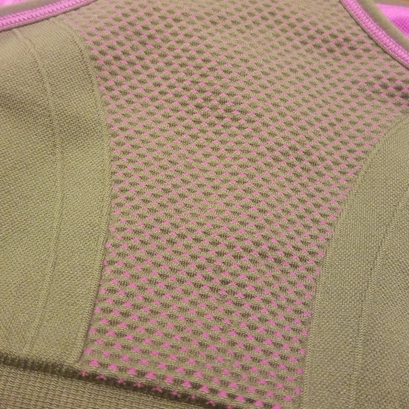 NEW BALANCE 💜 REVERSIBLE BRA - Picture 7 of 8
